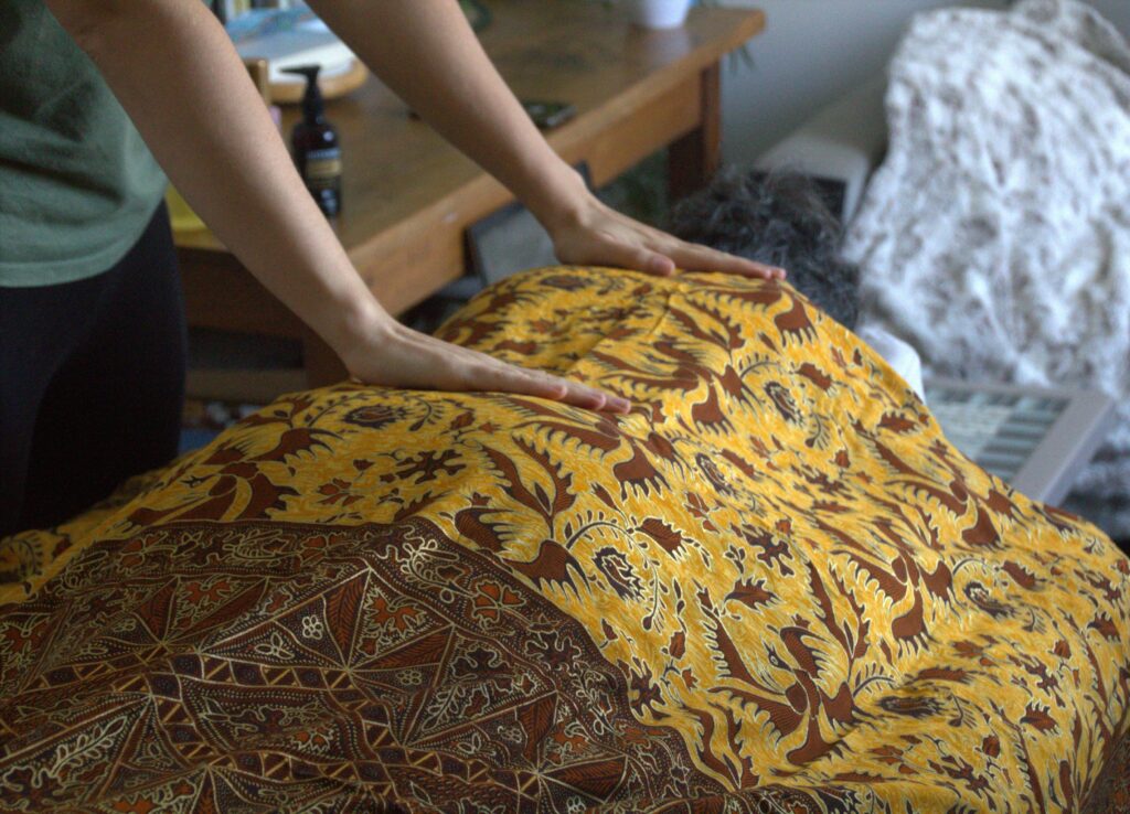 accompagnement holistique anxiété massage